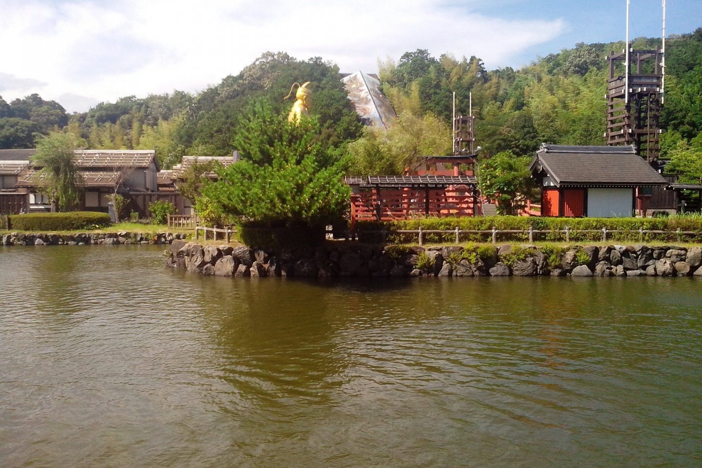 Вид на храм на территории парка