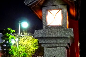 <p>Near the gate of the shrine&nbsp;at night</p>