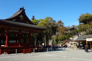<p>Mai-den (left) and stone steps to Hon-den (right)</p>