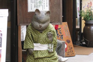 Another maneki neko wearing traditional gear