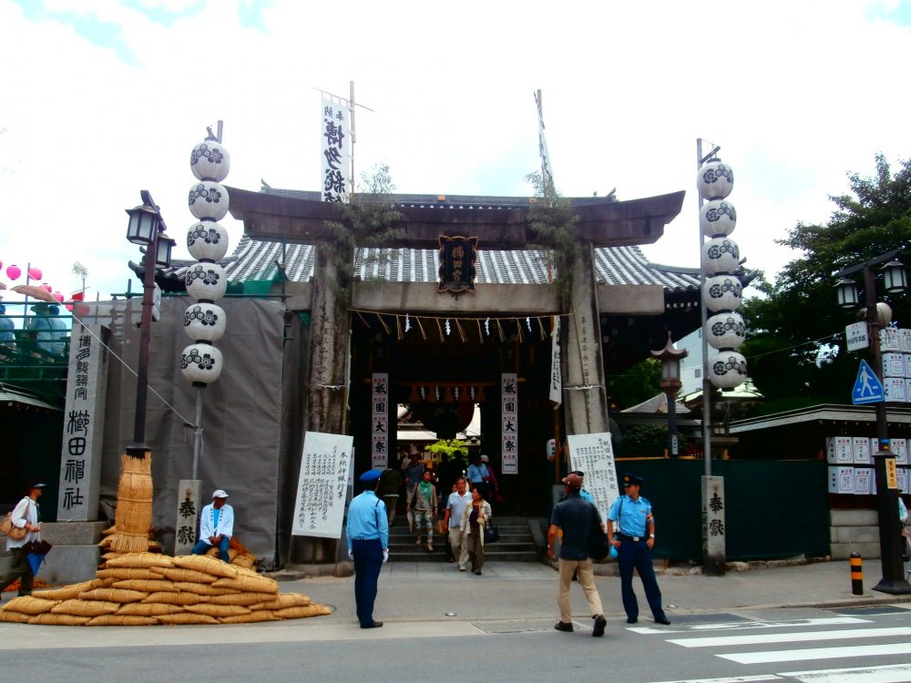 The entrance of Kushida Shrine was full of visitors and police officers waiting for the Yamakasa practice