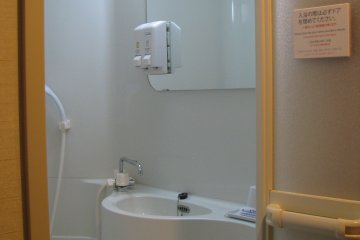 Very clean hotel unit bathroom