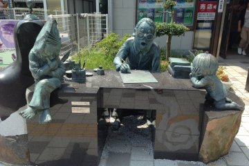 Мидзуки Сигэру со своими персонажами - Китаро и Крысом