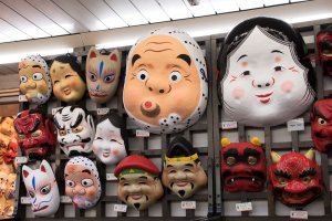 Много масок продаётся на торговой улице Накамисэ-дори в Асакусе