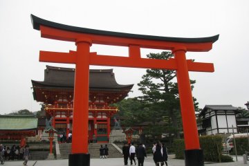 Тории на входе в храм Фусими Инари Тайся, Киото