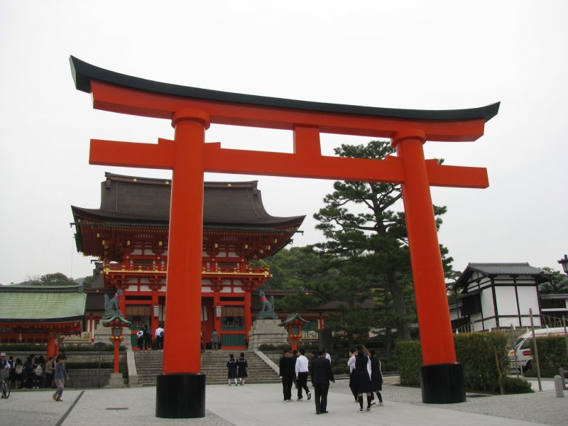 Тории на входе в храм Фусими Инари Тайся, Киото