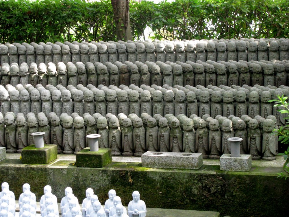 Ряды фигурок Дзидзо в храме Хасэдэра
