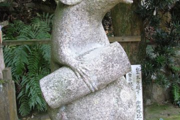 Скульптура нэдзуми (крысы) из камня, Киото