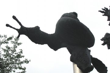 Металлическая скульптура улитки в Икэбукуро