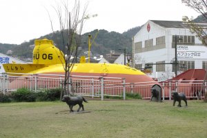 'Yellow Submarine' and sculptures of dogs