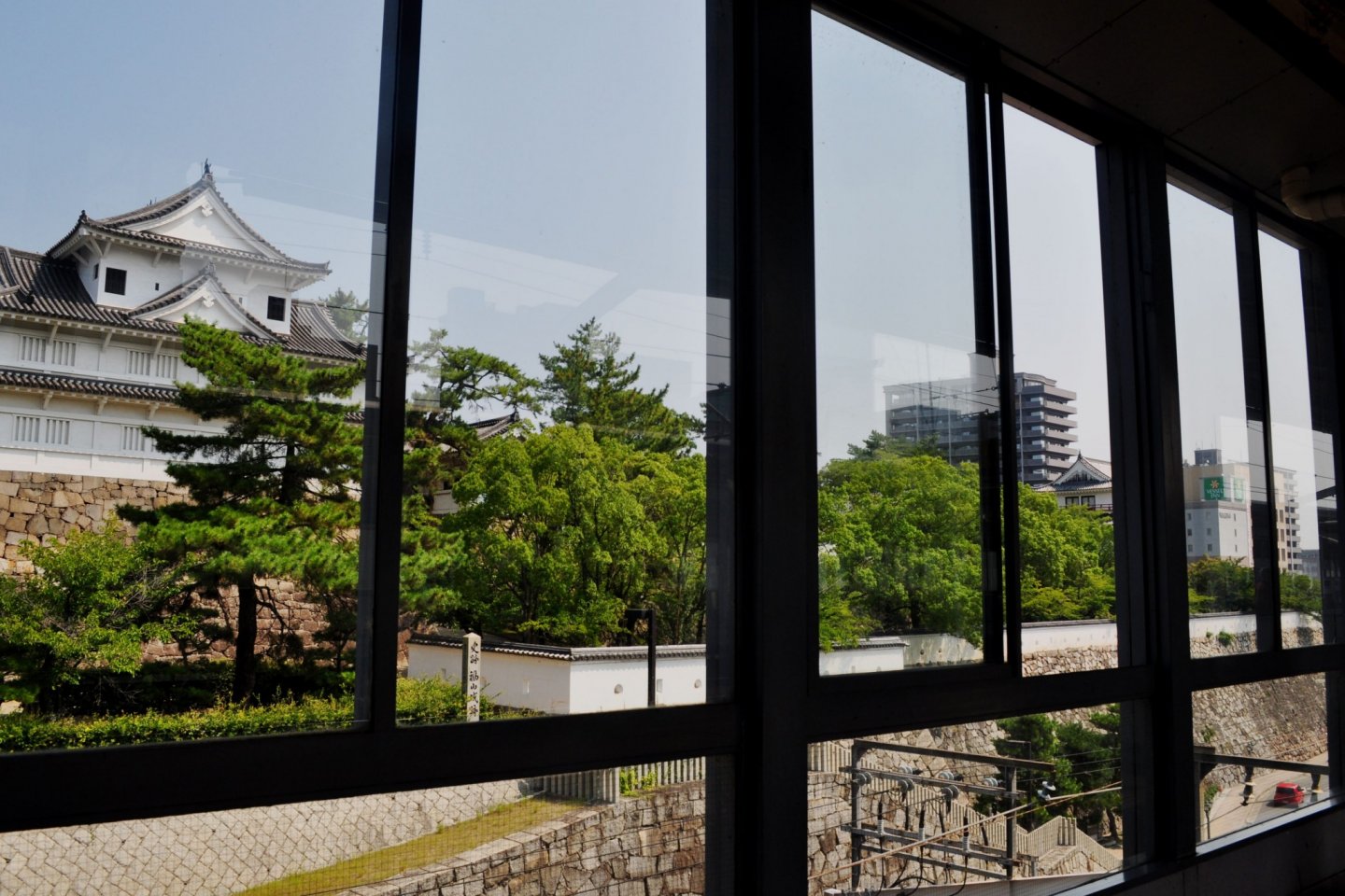 Thành cổ Fukuyama nhìn từ sân ga Shinkansen
