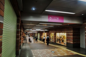 Shareo는 카미야쵸, 원자 폭탄 돔, 켄쵸마에와 혼도리 역에서 지하철로 접근가능하다
