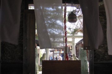 Весенний ветерок в храме