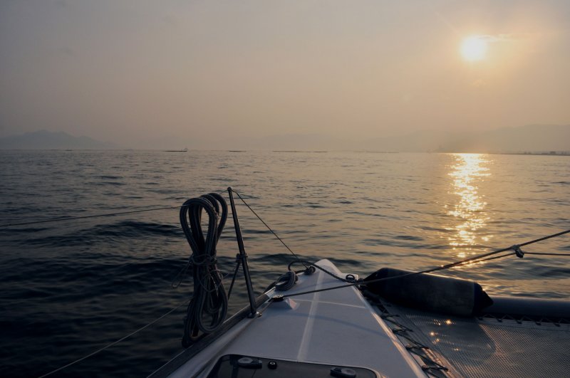 เรือออกจากฝั่งในช่วงยามเย็น เราจึงได้ชมพระอาทิตย์ตกดินเหนือทะเลในเซะโตะ