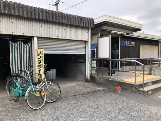 A côté de la gare, le loueur de vélo