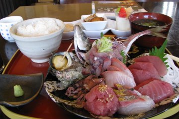 ...и мне очень понравилось блюдо сашими, хотя оно было слишком большим!