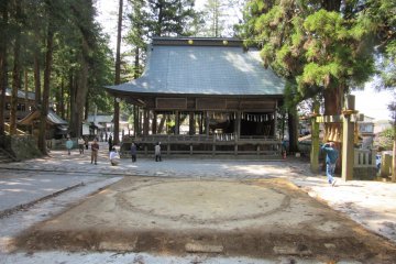 Ринг сумо в храме Сува, Нагано