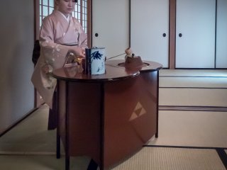 The second part of this ceremony is ‘Usui-cha’; a weaker green tea in which everyone is given an individual bowel