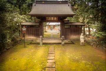  Although only a short walk away from Hakone-Yumoto Station, Souunji Temple is a world away from the hustle and bustle
