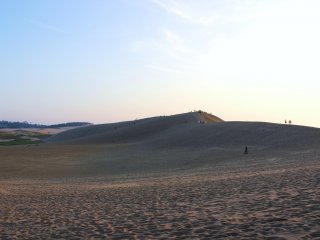 La plupart des visiteurs aiment se promener au sommet des plus grandes dunes, c&rsquo;est pourquoi on y croise toujours beaucoup de monde