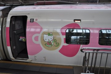 Hello Kitty Shinkansen: side
