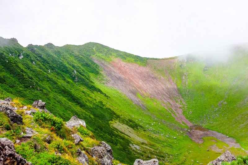 요테이 산의 분화구는 테두리 둘레에 따라 경치가 변한다.