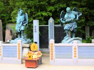 Tengu statues