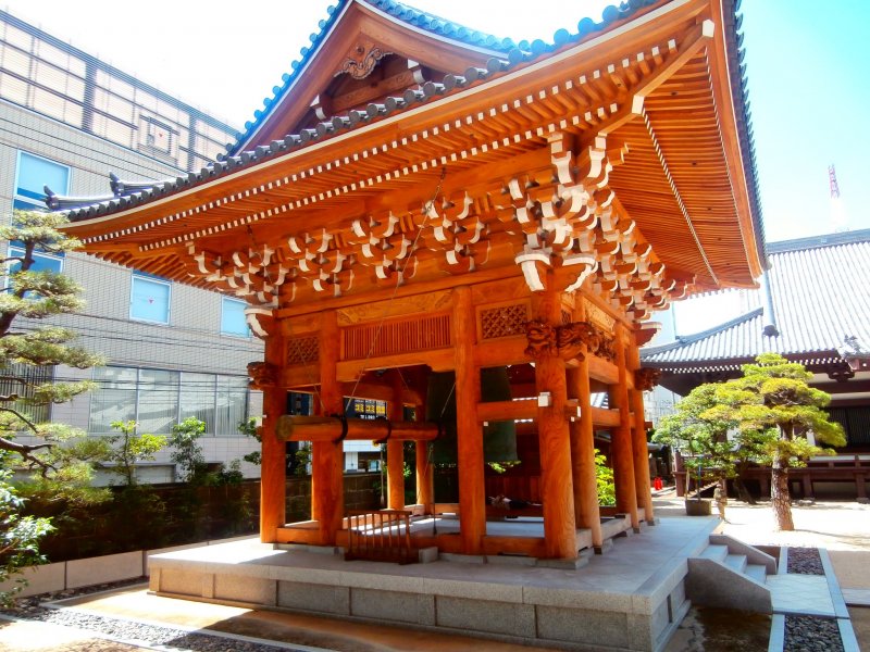 The largest temple bell in Fukuoka City