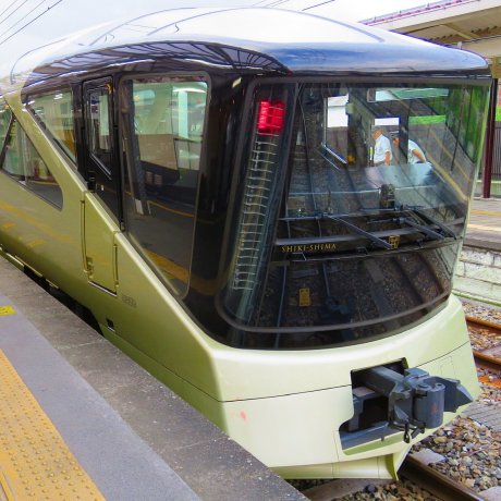 Train Suite Shiki-Shima