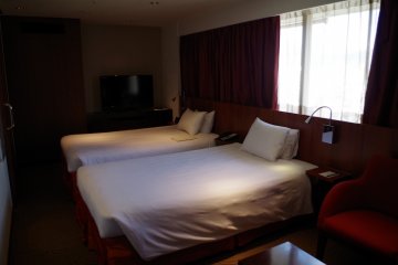 <p>ห้องเตียงคู่ที่เพิ่งปรับปรุงใหม่ที่เกียวโตรอยัลโฮเทลแอนด์สปาในใจกลางเกียวโต</p>