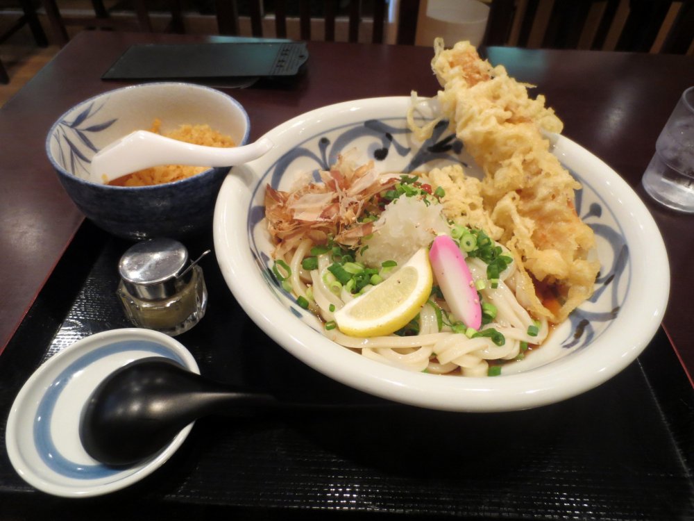 Mì bukkake udon của tôi với những miếng giòn rụm cùng tempura chikuwa (những miếng cá hình ống)