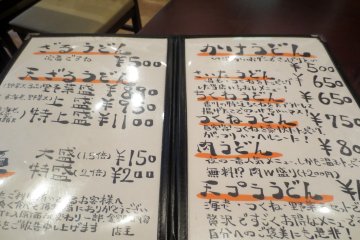 เมนูเขียนด้วยมือพร้อมราคาและรายละเอียดของอาหารแต่ละจาน