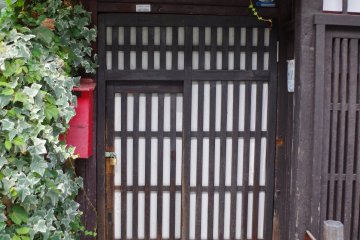 <p>The entrance of Kaikoan Machiya in Higashiyama, Kyoto City.</p>
