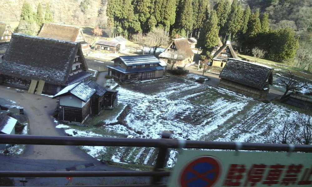 Desa Suganuma dari jendela Nohi Bus