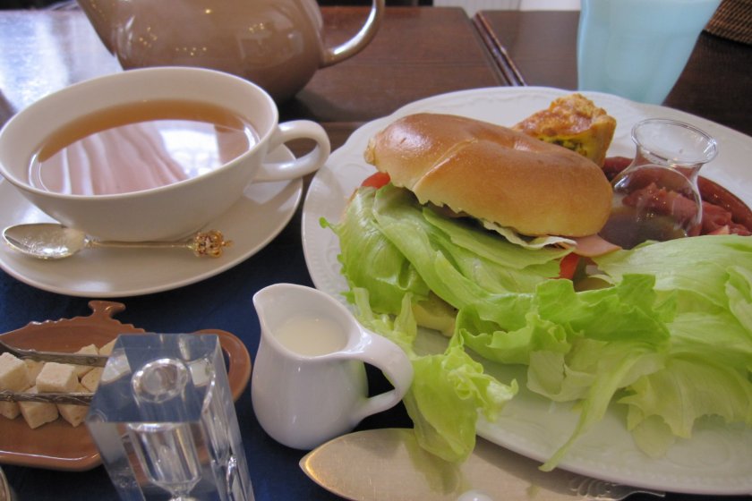 Flavored tea and a sandwich made with plain bagel and ham, lettuce and tomato, homemade pumpkin quiche (850yen)