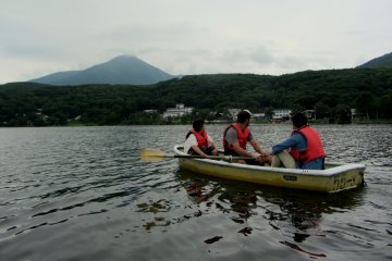 วันที่คลื่นลมสงบที่ทะเลสาบ Shirakaba 