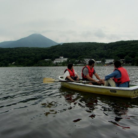 วันที่คลื่นลมสงบที่ทะเลสาบ Shirakaba 