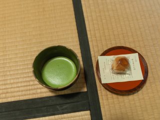 Menikmati teh di Higurashi-tei