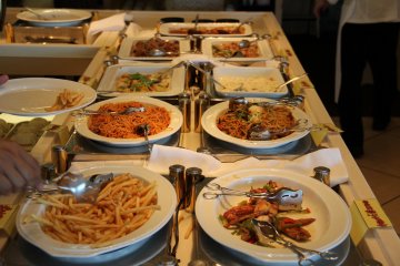 <p>All of the entrees are labeled in Japanese only but Dress Diner diners can generally get an idea of what is offered by looking at each dish</p>