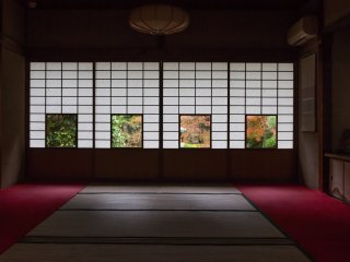「椿」「灯篭」「紅葉」「松」 雪見障子の窓に浮かぶ「色紙の景色」