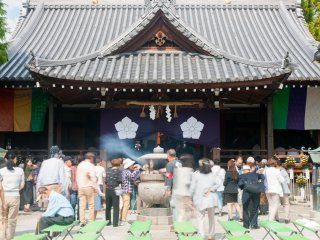 Ở điện thờ chính, một lư hương nghi ngút khói hương. Hình ảnh quen thuộc ở các đền chùa