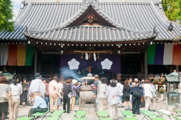 Курильница перед главным храмом. Такие можно увидеть во многих храмах