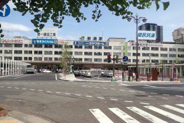 Buses are available from Niigata Station to the sign's new venue