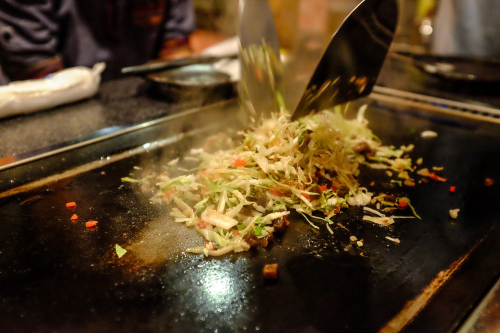 Cooking monja is quite enjoyable. The restaurant offers instructions in Japanese, and the friendly staff can also cook for you