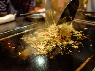 Cooking monja is quite enjoyable. The restaurant offers instructions in Japanese, and the friendly staff can also cook for you