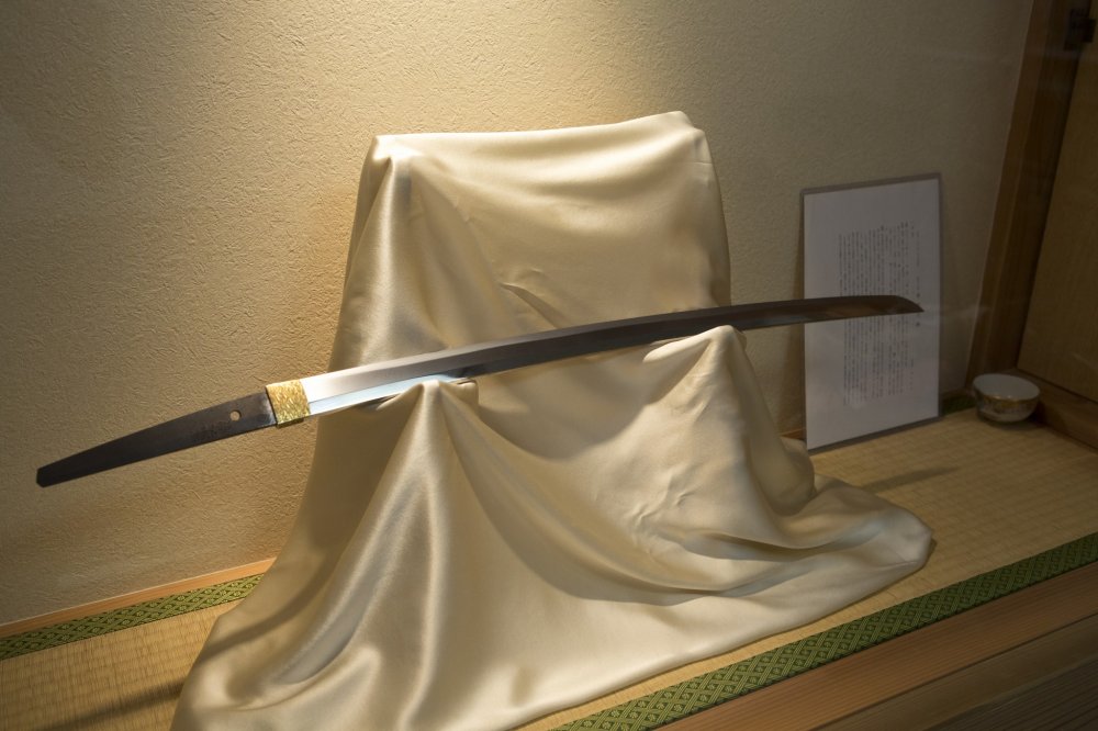 Tôi được cho biết rằng thanh kiếm này có từ thời Kamakura (鎌倉時代, 1185–1333) và sẽ có giá vào khoảng ¥2,000,000
