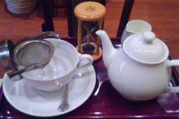 Tea timer and strainer for the perfect cup of tea at Kocha Romansho Shimano