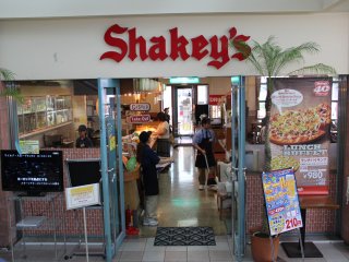 Shakey's Pizza đã có mặt tại Thị trấn Kadena suốt 40 năm; ban đầu nó ở trong một nhà hàng độc lập nhưng bây giờ được thuê bên trong Trung tâm mua sắm Navel Kadena sắc màu rực rỡ