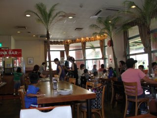 Những cây cọ trong khu vực ăn uống của Shakey mang đến cho phòng khách cảm giác Okinawa