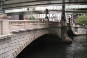 桥下流水